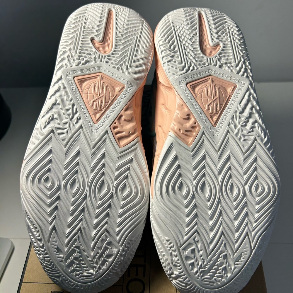 Nike Kyrie 8 Chinese New Year/Size 5.5 Youth or 7 Woman - Picture 5 of 5